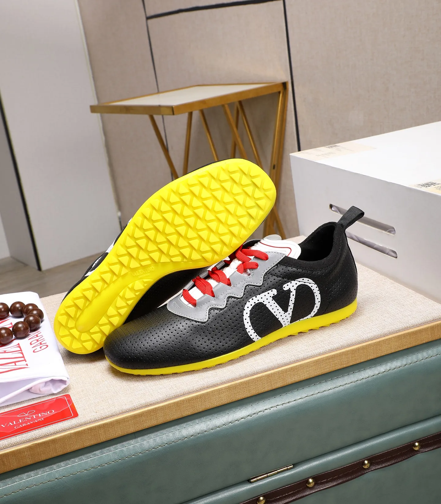 Men's Men's Shoes 💰620 VALENTINO 🌹🌹🌹2025 Valentino's latest spring sneakers! The counter 🔥 recommends RUNBOOT, which is lightweight and comfortable. It has a multi-functional design that integrates blue sneakers, running shoes, and fashionable sneakers to create a cool on-foot effect. ♥️♥️Fashionable sneakers that are sought after by many popular celebrities and fashion influencers♥️♥️. 👉All-round original 1:1 high-end production 👉Fabrics: Two options: delicate, soft and comfortable eyelet lambskin and high-end technical fabrics 👍Super soft suede special lining inside 👍Outsole wear-resistant TPU material 👍Full set of original counter packaging